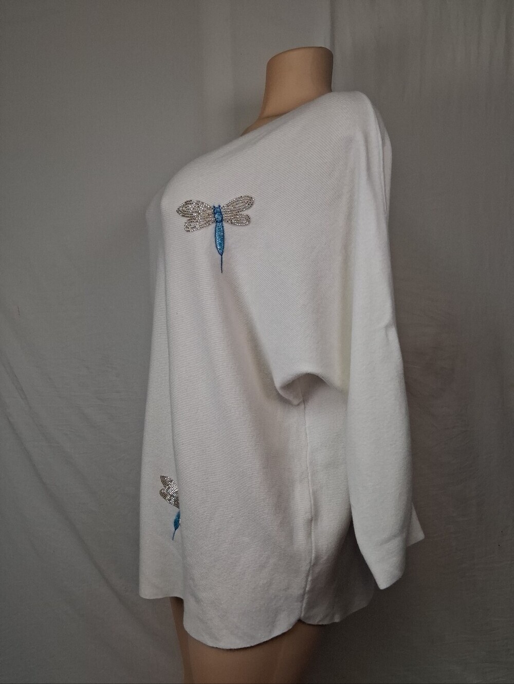 Liv Milano White V-Neck Sweater with Beaded Dragonfly Embellishments Size 1X - Picture 12 of 17